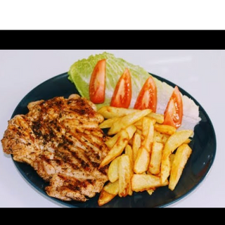 Пилешка пържола с пържени картофи