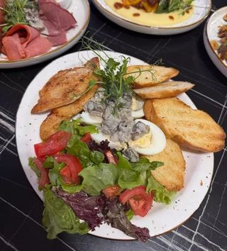 Завтрак с куриным филе и отварным яйцом