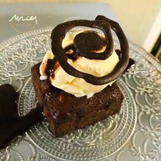 Brownie De Chocolate Y Helado De Vainilla