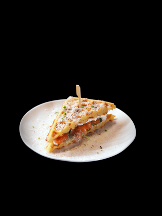 Vafli sa lososom i krastavcem