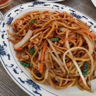 Tallarines udon frito