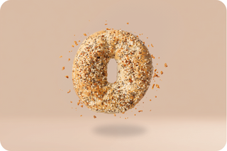 Bajgiel z cebulą i czosnkiem