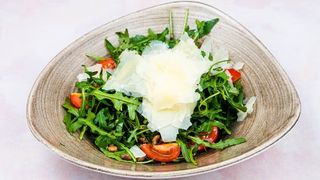 Rukola, čeri, parmezan