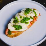 Bruschetta cu mozzarella roșii și busuioc