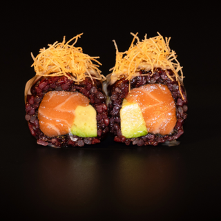 136. Uramaki de arroz negro y salmón aguacate y queso(8uds)