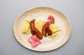 Cârnaţi de la garniţă cu piure și murături