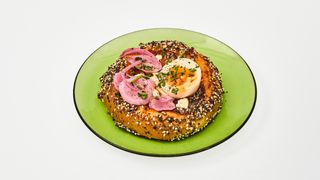 Drożdżówka z ajwarem i fetą