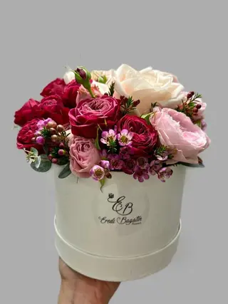 Cappelliera con mix di roselline ramificate sui toni del rosa media