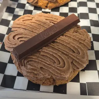 Cookie Crumbl Style Sabor KitKat