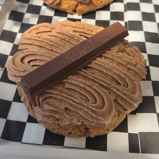 Cookie Crumbl Style Sabor KitKat