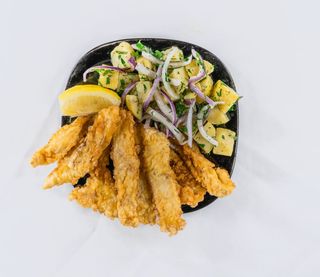 Панирана бяла риба с картофена салата 