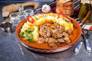 Ficăței în sos cu piure de cartofi