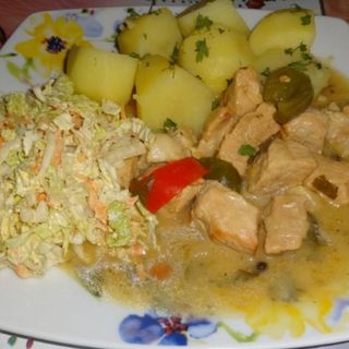 Gulasz wieprzowy, ziemniaki, surówka, zupa