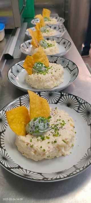 ENSALADILLA DE LANGOSTINOS AL AJILLO