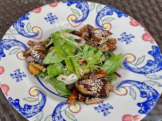 Теплий салат з телятиною, грибами та баклажаном
