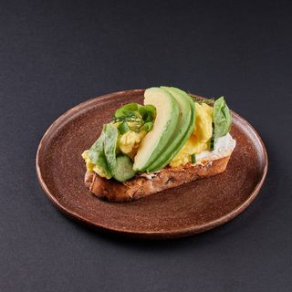 Toast cu ou scrambled si avocado