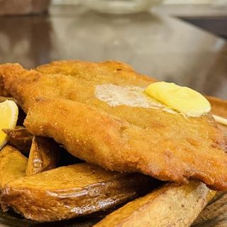 Виенски шницел от свинско бон филе с пържени картофи