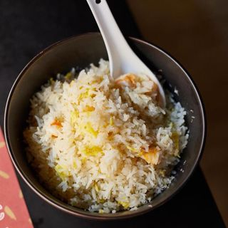 Arroz frito con gambas y coco tostado