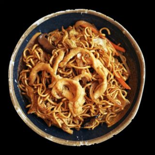 31. Yakisoba Con Pollo Ración