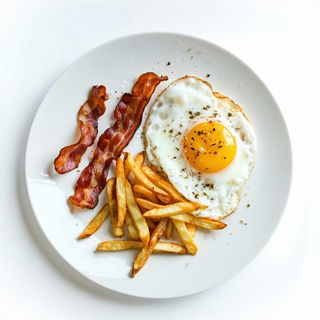 Plato Combinado De Huevos Con Patatas Y Bacon