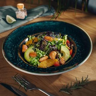 ორაგულის სალათი ციტრუსით და ავოკადოთი