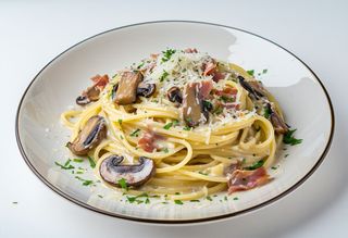 Spaghetti cu ciuperci și prosciutto