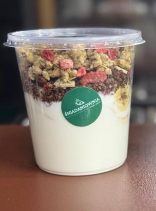 Granola z jogurtem i owocami