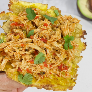 Patacón Con Pollo Desmechado Acompañado De Ahogado