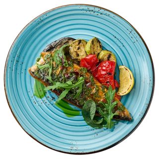 Скумбрія з овочами