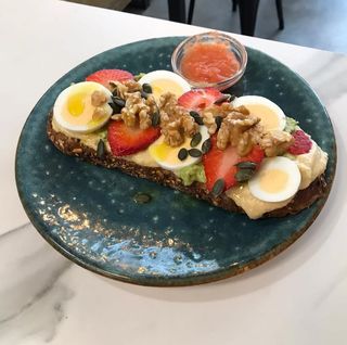 Tostada de hummus y aguacate