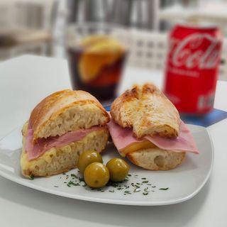 Bocadillo de Jamón cocido y queso +  1 refresco