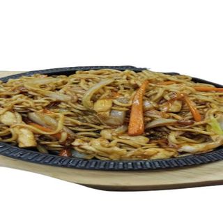 tallarines fritos en fuente quemada