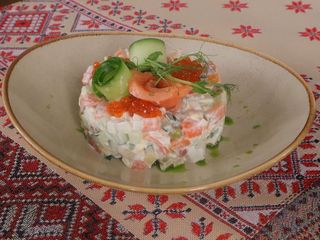 Оливье со слабосоленой семгой и красной икрой
