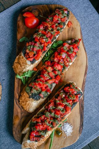 Brusketi sa paradajzom i musom od maslina