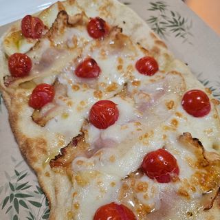 PINSA GUANCCIALE CON QUESO AHUMADO