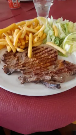 Bistecca vitello, patate fritte e insalata verde