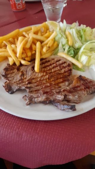 Bistecca vitello, patate fritte e insalata verde