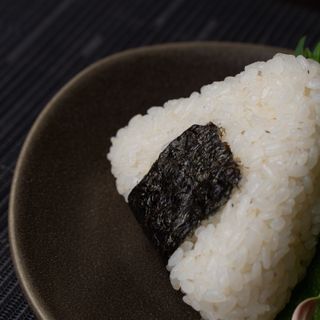 Onigiri salmone crudo