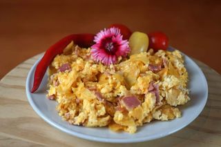 OVOS PARTIDOS C/BACON E QUEIJO