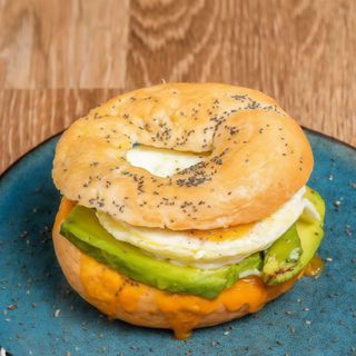 Avocado Y Egg Bagel