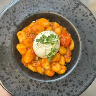 Gnocchi con pomodori, basilico & burattina