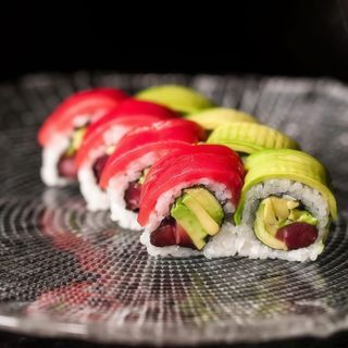 Power roll atún y aguacate