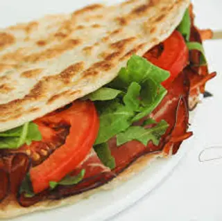 Piadina con speck, scamorza, mozzarella, pomodoro fresco e rucola