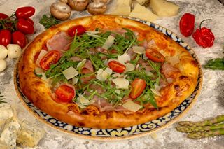 PIZZA CU PROSCIUTTO SI RUCOLA