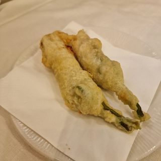 Fiori di zucca. fior di latte e alici