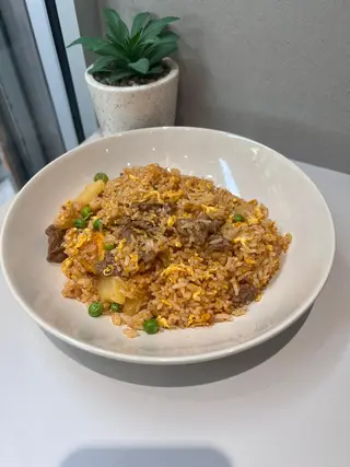 Riso saltato con sate e manzo