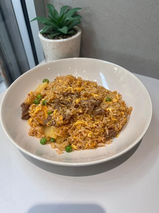 Riso saltato con sate e manzo