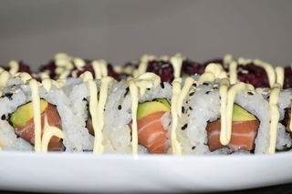 35. Uramaki salmone