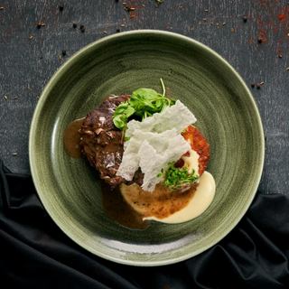 Obrăjori de vițel cu cartofi francezi pave