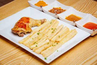 Grilled Free-Range Chicken avec frites d'Igname